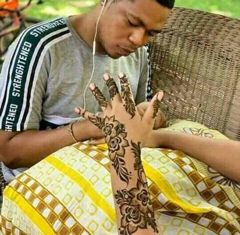 شاهد بالصور: شاب سوداني يدهش الناشطين (بنقشه) ويضع راسمات الحنة في فتيل 1 حنة