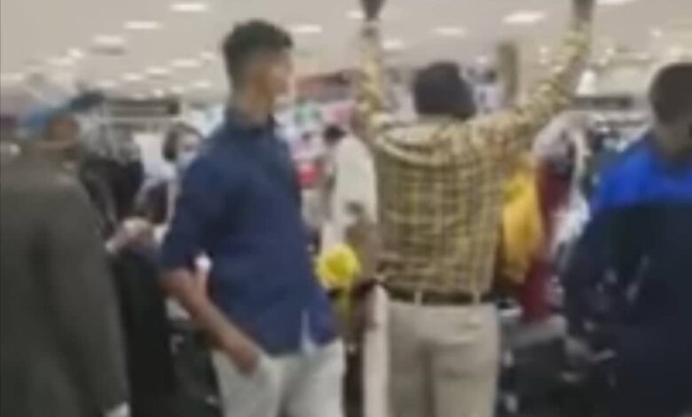 شاهد بالفيديو والصورة.. فضيحة بجلاجل داخل مطار الخرطوم.. مسافرون يتفاجئون بوصول حقائبهم مفتوحة ومسروقة والغضب يجتاح مواقع التواصل 1 فضيحة مطار الخرطوم