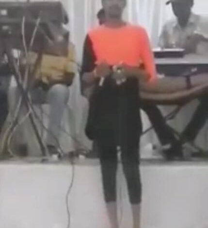 شاهد بالفيديو: مطرب سوداني يدهش الجمهور ويظهر بأزياء شاذة وغريبة تغضب رواد مواقع التواصل 1 فنان شاذ