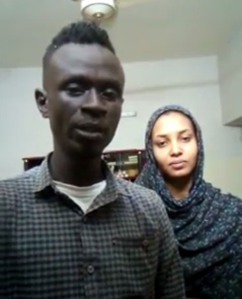 شاهد بالفيديو: شاب سوداني يتزوج فتاة بموافقة والدتها فقط ومفاجأة صادمة من أسرة والدها 10 ازواج