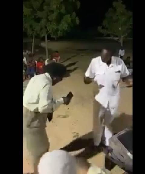 شاهد بالفيديو: رجل سوداني أدهش رواد المواقع الإسفيرية برقصة "التويست" 10 تويست