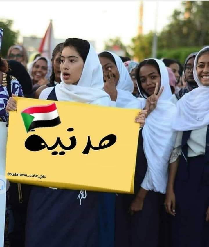 طالبات يرفعن لافتات