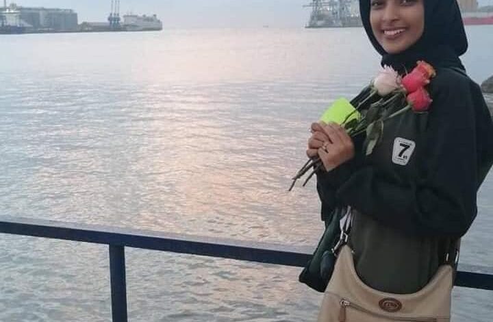 شاهد بالصور.. بائعة ورود سودانية تخطف الأضواء بمدينة بورتسودان وتسحر الأسافير.. ونشطاء يتسابقون على السفر لشراء ورودها من الكورنيش 1 بائعة الورود