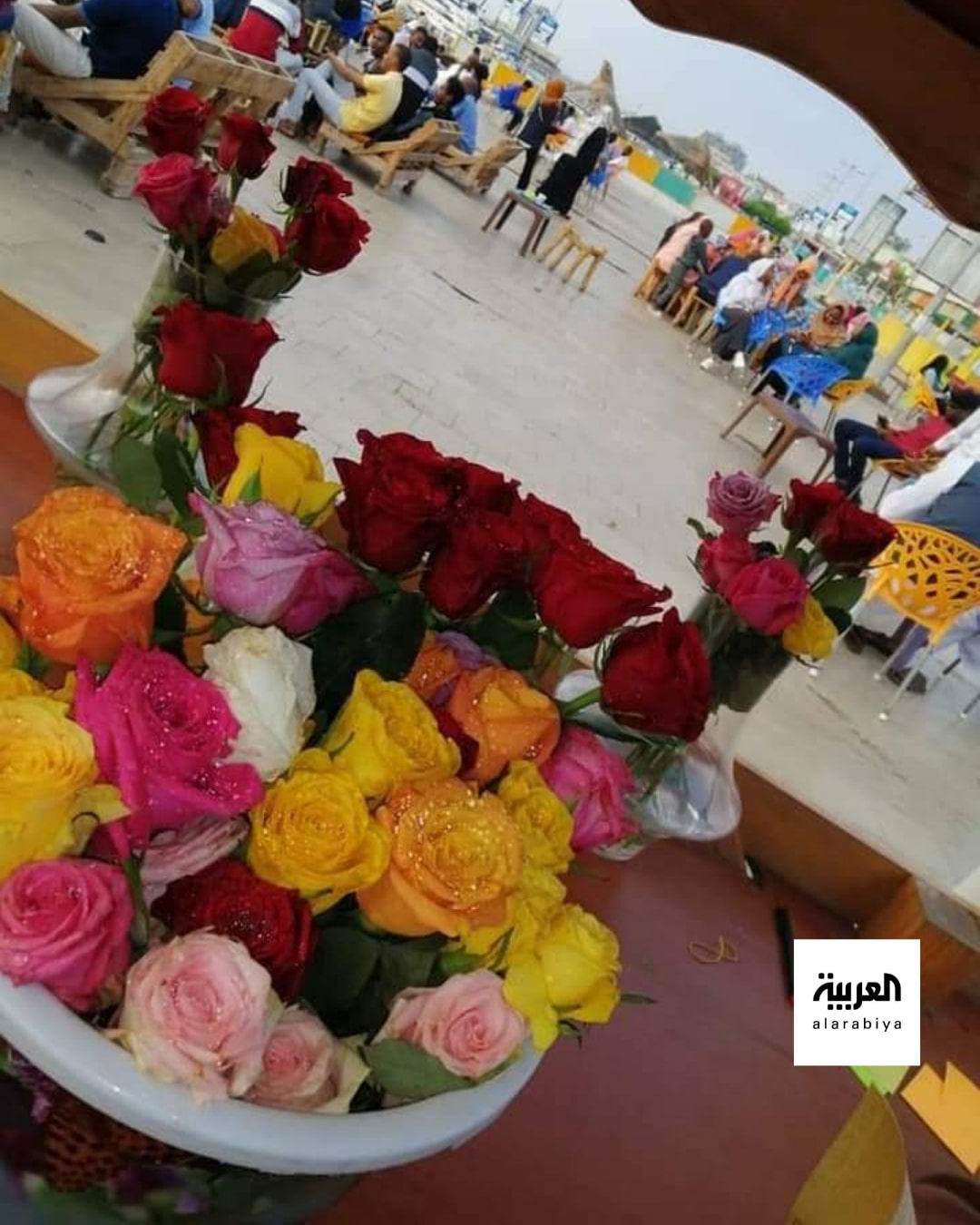 شاهد بالصور.. بائعة ورود سودانية تخطف الأضواء بمدينة بورتسودان وتسحر الأسافير.. ونشطاء يتسابقون على السفر لشراء ورودها من الكورنيش 3 بائعة ورود3