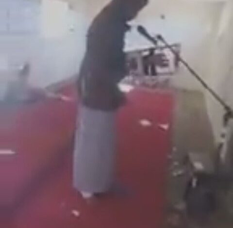 بالفيديو: (الجديد في السودان) شاب يغني داخل مسجد وناشطون يعلقون (النوعية دي جايبة لينا البلاوي) 1 غناي