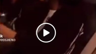 فتاة تقدم رقصات من داخل سيارتها