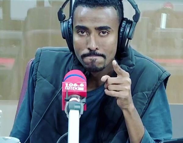 مذيع بإحدى المحطات المحلية يجهش بالبكاء على الهواء بسبب انعدام البنج 1 مذيع