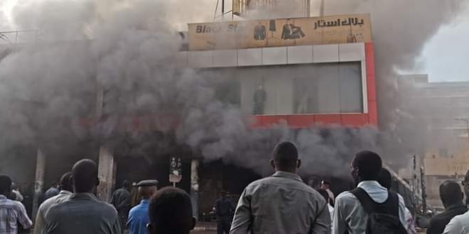 التحريات مستمرة..السيطرة على حريق ضخم بالخرطوم 10 حريق