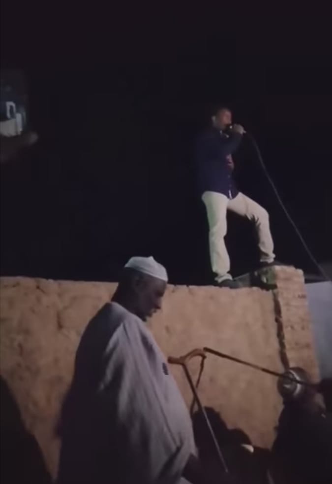 شاهد بالفيديو.. شاب سوداني يقلد الفنان صلاح ولي في حركاته وانفعالاته التي يقدم عليها خلال الحفلات بطريقة مضحكة ومتابعون: (والله بالكربون) 10 صلاح ولي