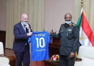 بالصور .. رئيس (فيفا) يهدي البرهان قميصاً رياضياً ويتعهد بصيانة إستاد الخرطوم 2 IMG 20210222 WA0051