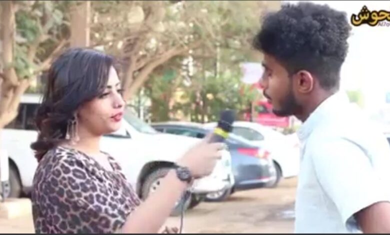 شاهد بالفيديو والصورة.. شاب سوداني يعاكس مذيعة حسناء على الهواء مباشرة ويتغزل فيها (الزول بعاين ليك بعرف الجنيه تاني؟ وبتعجبني البنت الزيك انتي) ومتابعون: (الناس بقت لا بتخجل لا بتختشي) 1 شاب يتغزل في مذيعة