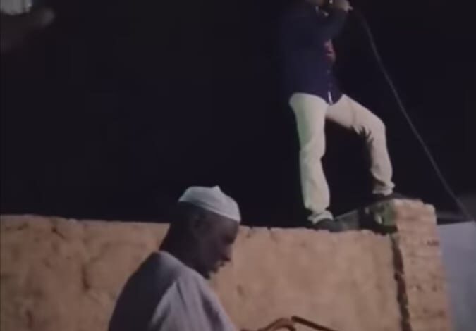 شاهد بالفيديو.. شاب سوداني يقلد الفنان صلاح ولي في حركاته وانفعالاته التي يقدم عليها خلال الحفلات بطريقة مضحكة ومتابعون: (والله بالكربون) 1 صلاح ولي