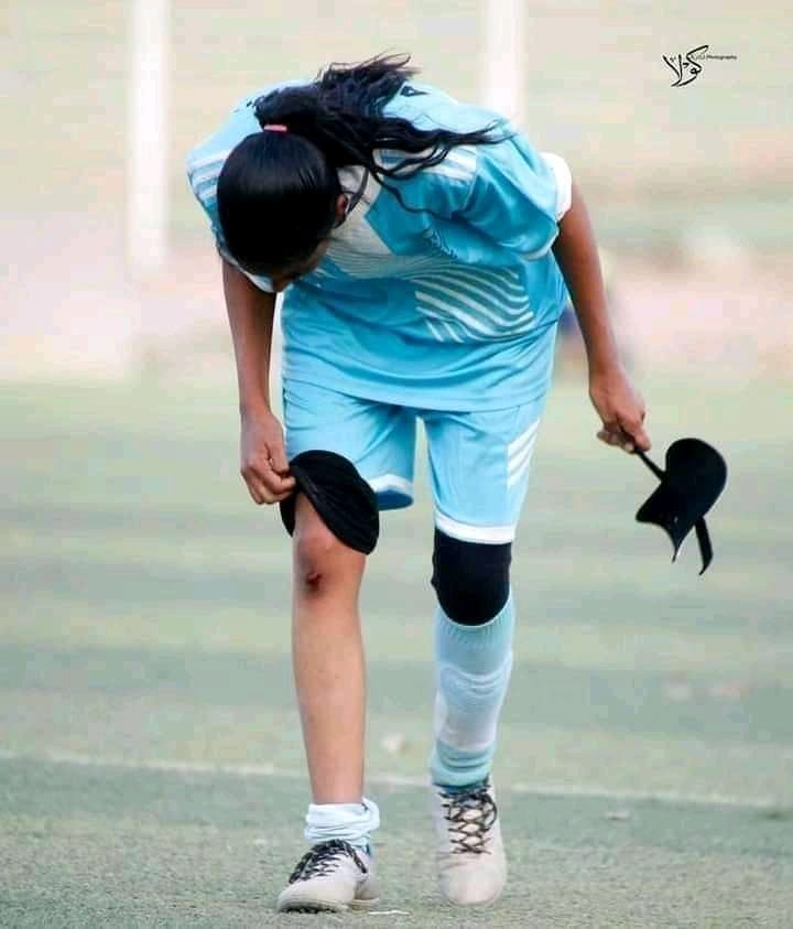 شاهد بالصورة.. حسناء كرة القدم السودانية ترفع (الشورت) وتكشف عن موضع إصابتها ومتابعيها يتعاطفون معها بمئات التعليقات 11 اصابة ارجوان