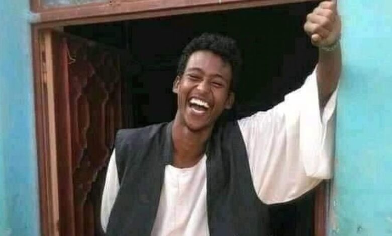 بالفيديو.. غضب يجتاح الشارع السوداني و زملاء عبد العزيز يتظاهروا غضبا.. مطالبين بمحاسبة القتلة 1 EwcEiDQXAA