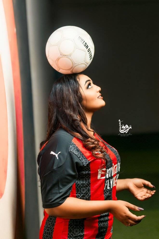 شاهد بالصور.. حسناء سودانية صاعدة تداعب الكرة وتشعل مواقع التواصل الاجتماعي بملابس رياضية مثيرة للجدل 15 حسناء الكرة1