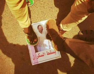 حمدوك “الساخر”: طردوني وماراعوا لحرمة الشهر العظيم.. أبنائنا في عطبرة ستشتاق عيونهم للكهرباء لصعلقتهم وقلة أدبهم 2 طردة حمدوك