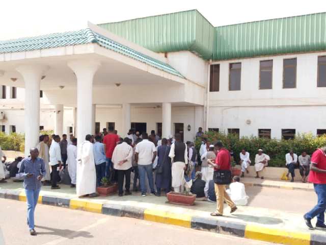 تدافع واحتجاجات للمغتربين العائدين نهائياً بسبب حظر استيراد السيارات الصغيرة 10 مغتربين