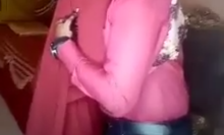 شاهد بالفيديو والصورة.. عريس سوداني وعروسته يشعلان السوشيال ميديا بأحضان رومانسية ودموع خجل حزينة 1 عريس وعروس