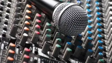 شاهد بالفيديو.. مطربة سودانية تتصدى لرجل حاول "تقبيلها" وساخرون: (المشكلة قلبه ميت لسه مواصل الرقيص) 6 مايك 1