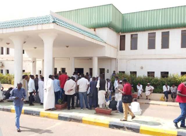 تدافع واحتجاجات للمغتربين العائدين نهائياً بسبب حظر استيراد السيارات الصغيرة 1 مغتربين