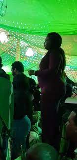 شاهد بالفيديو.. مطربة سودانية تظهر في حفل خاص بملابس فاضحة تظهر مناطق حساسة من جسمها وتزيد النار اشتعالاً برقصات مثيرة على طريقة (ورا ورا) 11 رقيص مثير