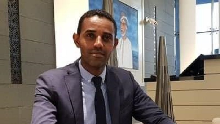 نائب محافظ بنك السودان ينال اعجاب رواد فيسبوك بعد أن قال لناشط: والله لو أنت عنقالي كما تزعم، فيجب تغيير تعريف المفردة دي، لأننا نحن العنقالة 10 فاروق محمد النور البنك المركزي