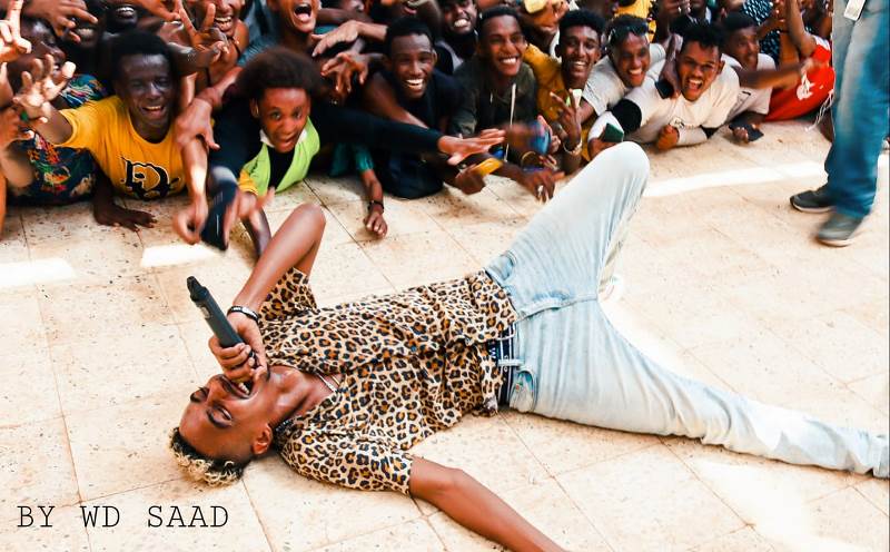 مغني الراب خالد زنقولا: هذا (…) سبب خلعي لملابسي وإنبطاحي في المسرح 10 زنقولا 1