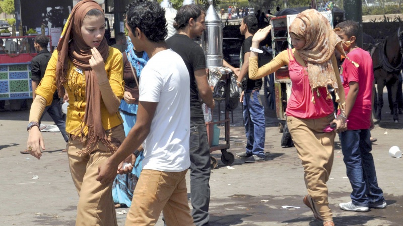 شاهد بالفيديو.. فيلم هندي في الشارع العام.. شاب سوداني يتبرأ من فتاة أمام المارة (أنا ما عاوزها وباقية لي في رقبتي) والفتاة تتمسك به وتركب معه بعد توسط الحاضرين 10 شجار2