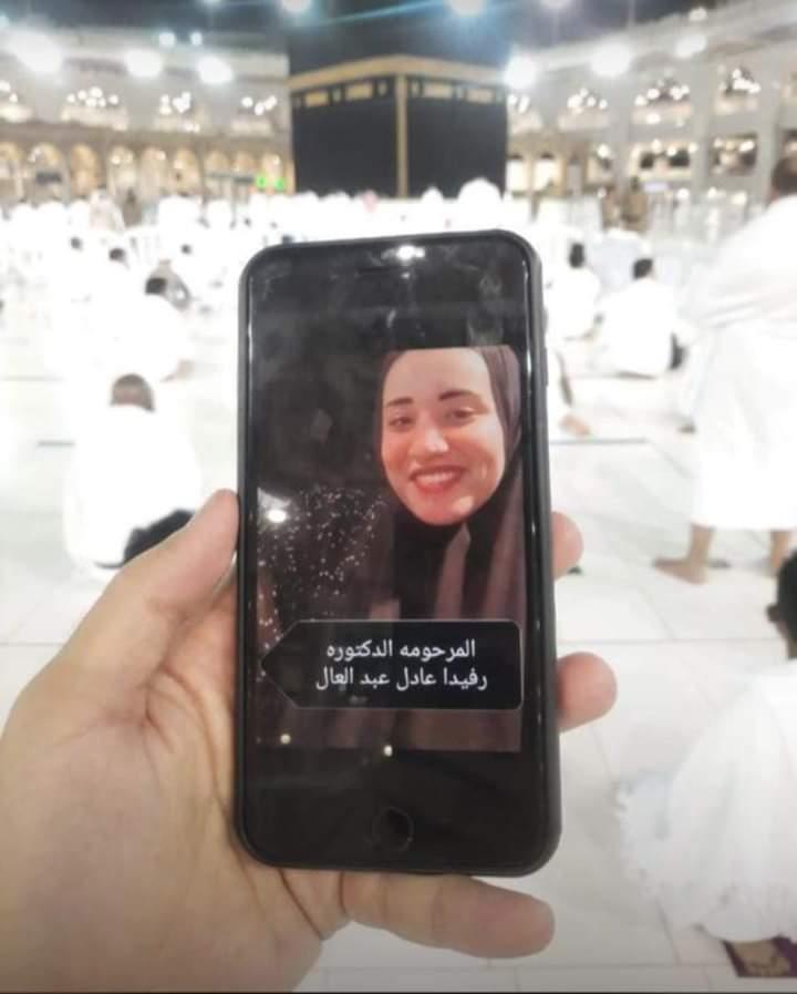 بالصور.. وفاة معلمة مصرية لحظة وصول جثمان ابنتها طالبة الطب بإحدى الجامعات السودانية وتشيع الجنازتين في موكب حزين 2 وفاة ام وابنتها