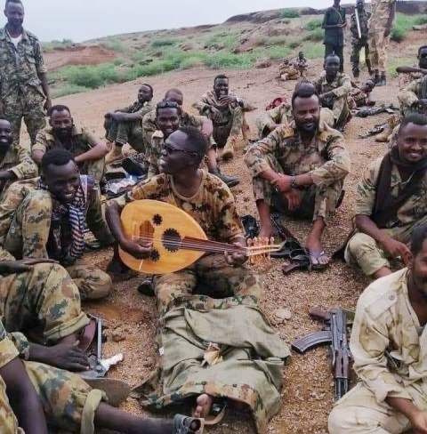 جلسة استراحة للجيش السوداني بالخطوط الأمامية تلهب مشاعر رواد التواصل (صورة) 10 استراحة جيش