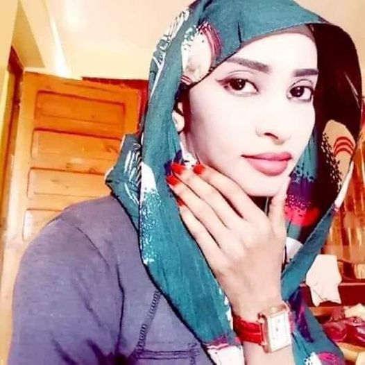 بالصورة والفيديو.. تعرف على الشاعرة الحسناء التي تغزلت في قائد قوات الدعم السريع وطلبت الزواج منه ونشطاء ساخرون: (دا انبراش واضح ومبروك مقدماً) 10 شاعرة حميدتي