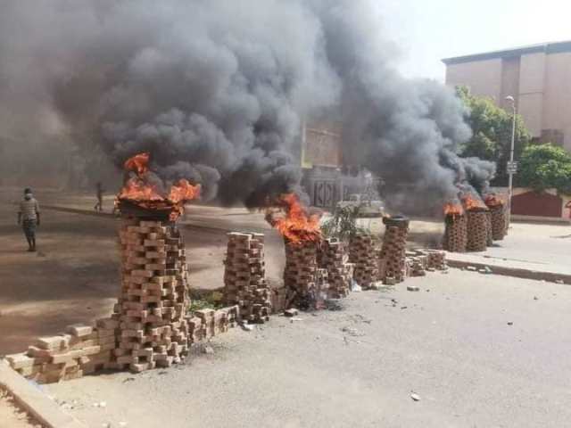 مواطنون بودمدني يلوحون بإغلاق الطريق القومي 10 متاريس