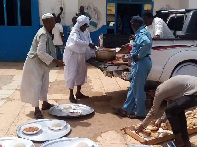 بالصور.. مشهد مهيب لقيادي بالإدارة الأهلية مع قاتل ابنه تدمع منصات التواصل في السودان 11 مشهد مهيب