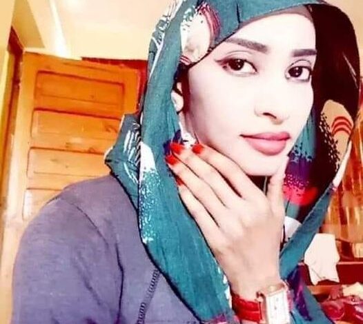 بالصورة والفيديو.. تعرف على الشاعرة الحسناء التي تغزلت في قائد قوات الدعم السريع وطلبت الزواج منه ونشطاء ساخرون: (دا انبراش واضح ومبروك مقدماً) 1 شاعرة حميدتي