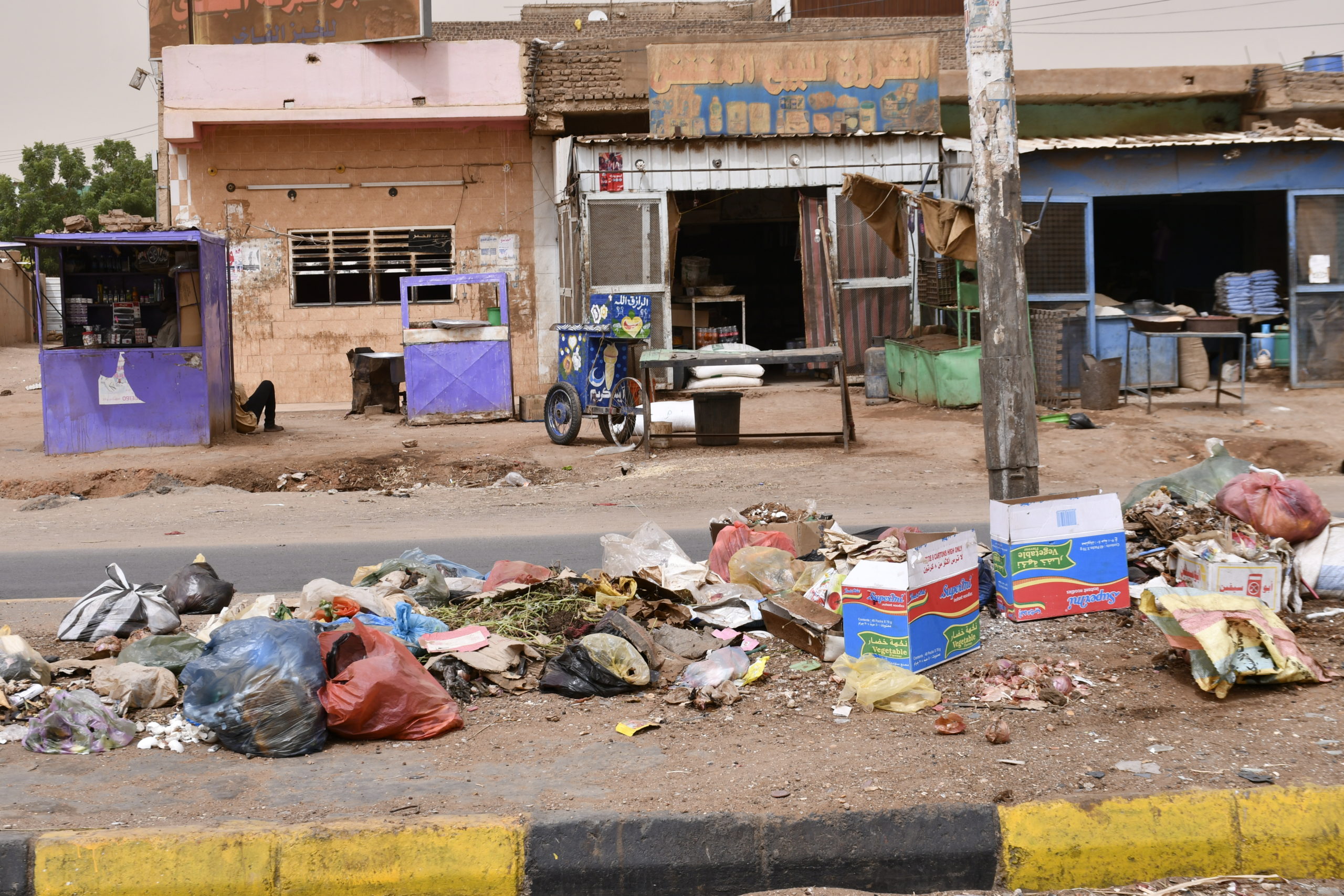 محلية كرري توجه بمواصلة أعمال النظافة بالشراكة مع الأحياء 10 بجوار المطاعم ،، الزباب يتطائر scaled 1
