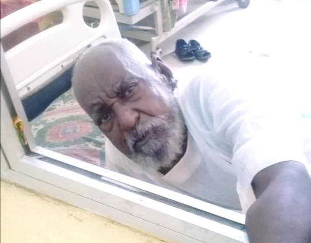 تفاصيل مأساة "سبعيني" مريض بأحد مستشفيات الخرطوم تشعل عاطفة السودانيين 10 سبعيني