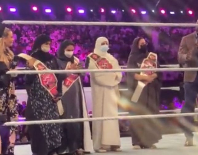 بالفيديو.. سر تواجد 4 سعوديات داخل حلبة مصارعة WWE في موسم الرياض 10 سعوديات داخل حلبة مصارعة