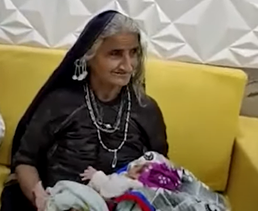 بالفيديو.. في حالة نادرة.. مسنة هندية تنجب طفلاً وهي في عمر الـ70 عاماً 1 38e7a3ae e165 4b65 8e8c f87b280a9ef9
