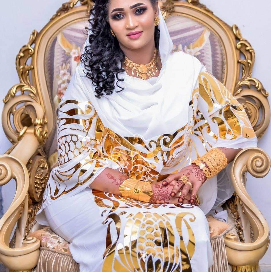 عائشة الجبل .. فنانة على المحك!! 10 FB IMG 1633448340522