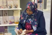 روضة الحاج: قرّرتُ في العامِ الجديدْ ألَّا أقولَ لراحلٍ عنّي انتظرْ! مهما غَلَا من شاءَ أن يبقى ففي عيني ومن شاءَ الرحيلَ 10 روضة الحاج