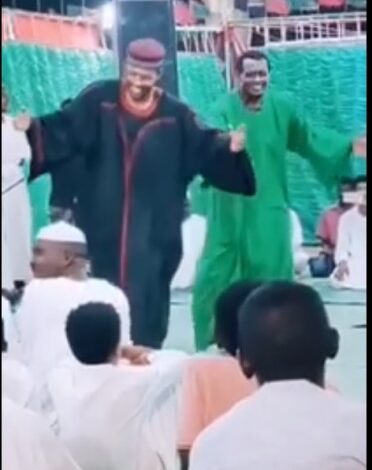 شاهد بالفيديو.. مشهد غريب في احتفالات المولد النبوي بالخرطوم يثير دهشة رواد التواصل 1 مولد