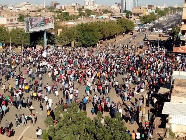 رفيق خوري يكتب لعبة العسكر في السودان: “نصف ثورة” أو انقلاب كامل 10 مظاهرات 25