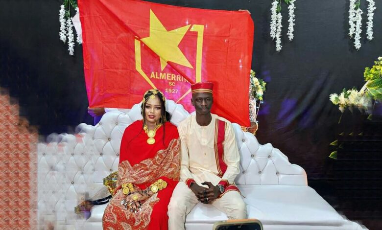 شاهد بالصورة.. ساحر الكرة السودانية يدخل القفص الذهبي ويكمل مراسم زواجه وسط حضور كبير من أنصار ناديه ومعجبيه 1 التش