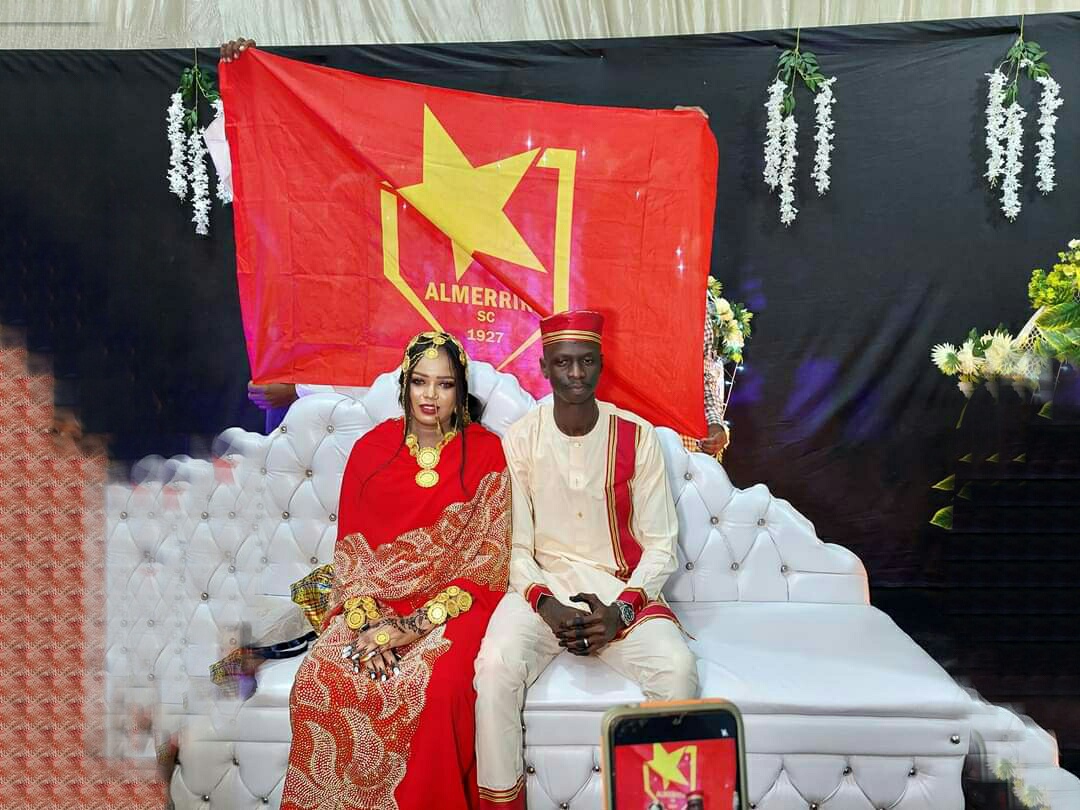 شاهد بالصورة.. ساحر الكرة السودانية يدخل القفص الذهبي ويكمل مراسم زواجه وسط حضور كبير من أنصار ناديه ومعجبيه 2 التش