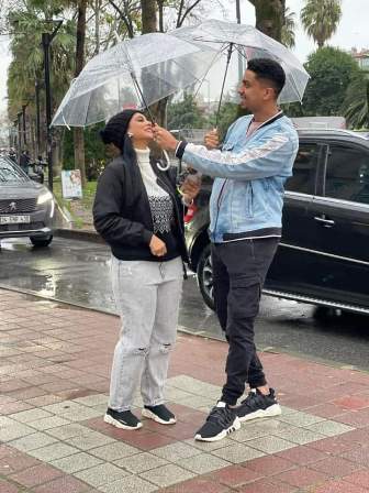 شاهد.. النجمان "حازم حلمي" و"أمولة" يمعنان في إغاظة منتقديهم بنشر المزيد من الصور 12 حازم امولة