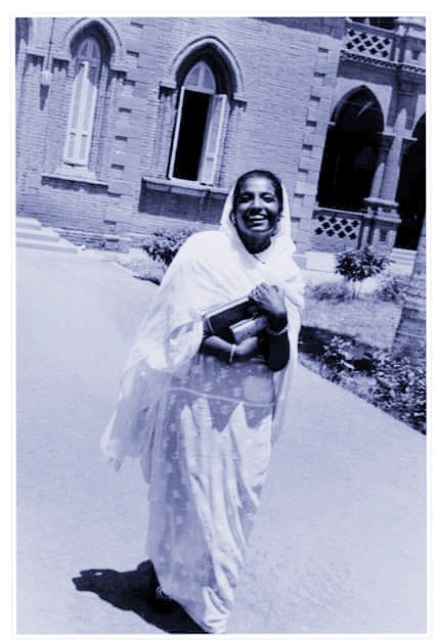 الموت يغيب حسناء جامعة الخرطوم التي نظمت فيها القصيدة الشهيرة "ياسيدة لا" 10 سيدة علي كرار