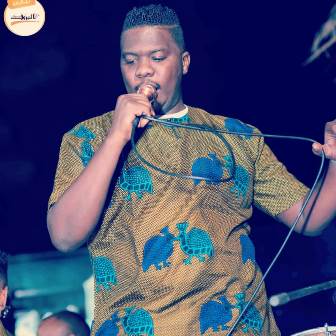 شاهد بالفيديو.. الراقص السوداني "عكرمة" يثير جدلاً واسعاً بوصلة رقص وصفها المتابعون بــ(المخجلة) 11 عكرمة