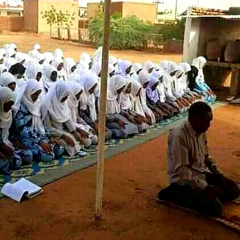 مشهد مهيب لمعلم سوداني يؤم طالباته في جماعة يثير الإعجاب بمواقع التواصل 10 معلم سوداني