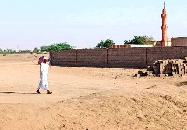 شاهد بالصورة.. مواطن سوداني بولاية نهر النيل يقدم يومياً درساً بليغاً في "بناء الأوطان" طالع ماذا يفعل .. 10 مواطن سوداني