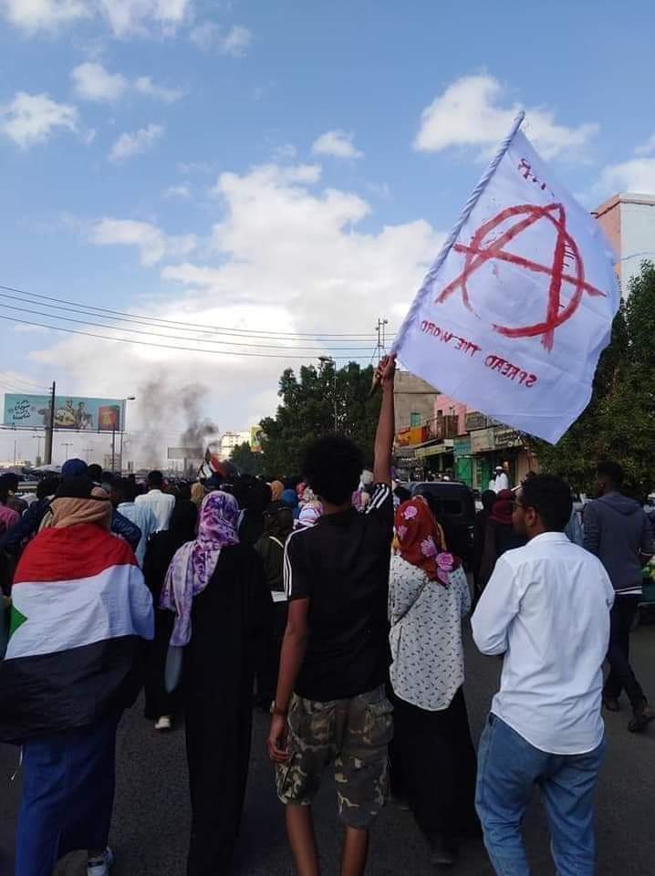 شاهد بالصورة. متظاهر بالخرطوم يرفع علماً غريباً “مثير للجدل” ومراقبون يفسرون مغزاه 10 FB IMG 1640525536946
